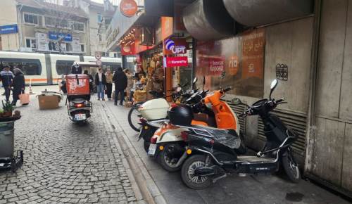 Eskişehir'de kaldırımlar motosiklet otoparkına döndü