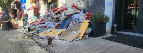 Eskişehir’de kaldırımlara bırakılan atıklar yayaları mağdur ediyor!