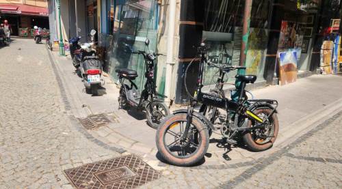 Eskişehir’de kaldırımlara bırakılan motosikletler tepki çekiyor