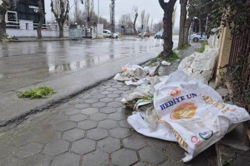 Eskişehir'de kaldırımları çöplük gibi kullanıyorlar