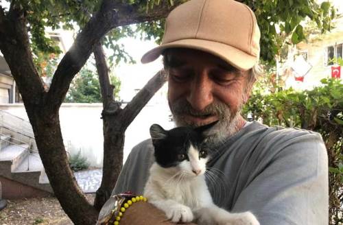 Eskişehir'de kalpleri ısıtan davranış: Hayvansever esnaf 30 yıldır...