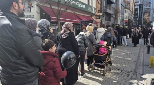 Eskişehir’de kampanya izdiham yarattı: Metrelerce kuyruk oluştu!
