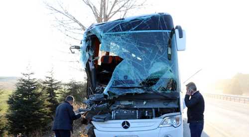 Eskişehir'de kamyon ile otobüs çarpıştı: 13 yaralı