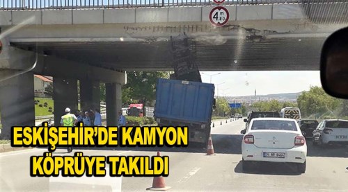 Eskişehir'de kamyon köprüye takıldı