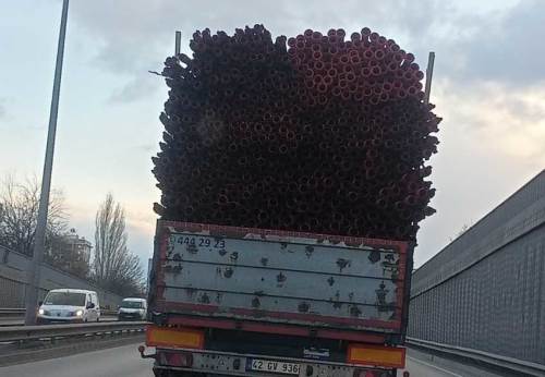 Eskişehir’de kamyondaki düzensiz yük endişe yarattı