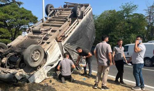 Eskişehir'de kamyonet ile işçi servis otobüsü çarpıştı: 2 yaralı