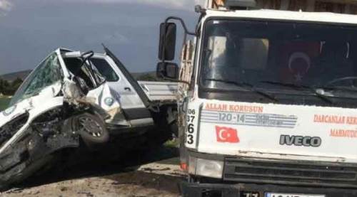 Eskişehir'de kamyonetler çarpıştı, faciadan dönüldü!