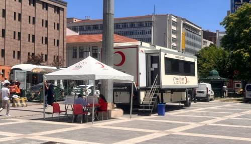 Eskişehir’de kan bağışı seferberliği: Mobil araç Valilik önünde