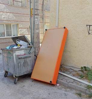 Eskişehir'de kanepeyi olmadık yere bıraktılar