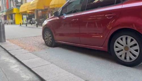 Eskişehir'de kapanmayan çukur sürücülere bela oldu