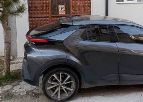 Eskişehir'de kapıya park eden araç tepkilere neden oldu