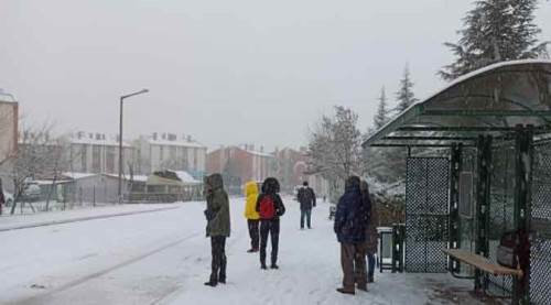 Eskişehir'de kar yolda bıraktı