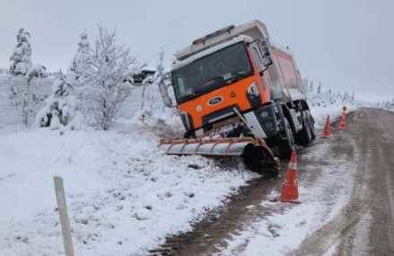 Eskişehir'de karlı yolda kaza: Kar küreme kamyonu yoldan çıktı