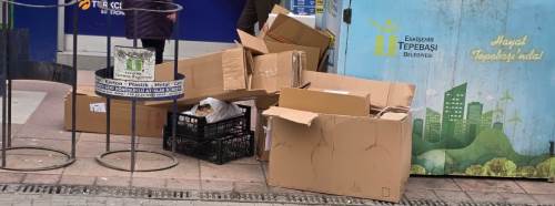 Eskişehir'de karton yığınları yaya trafiğini aksatıyor!