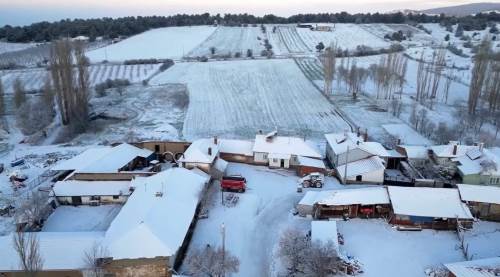 Eskişehir’de kartpostallık manzara: Bahar ortasında beyaza büründü!