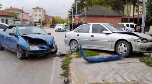 Eskişehir'de kavşakta birbirlerine girdiler