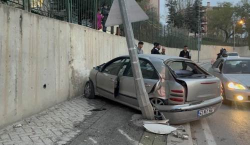 Eskişehir'de kaza: Aydınlatma direğine çarptı!