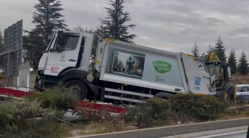 Eskişehir’de kaza: Çöp kamyonu ağaçların üstüne çıktı!