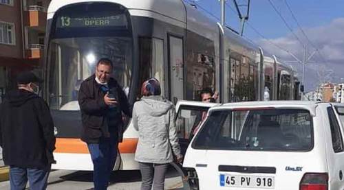 Eskişehir’de kaza! İki otomobil ve tramvay...