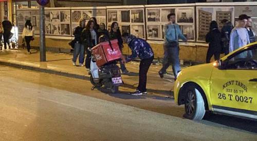 Eskişehir'de kaza: Kurye son anda frene bastı ama...