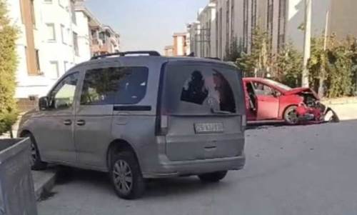 Eskişehir'de kazada otomobilin önü parçalandı
