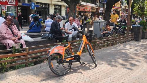 Eskişehir’de kiralık bisikletler yayalar için engel oluşuyor