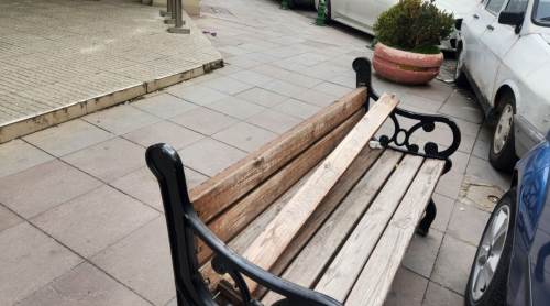 Eskişehir'de kırık banklar onarım bekliyor