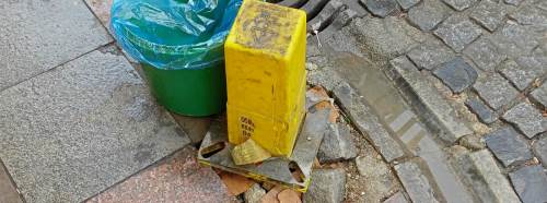 Eskişehir’de kırık elektrik kutusu tehlike saçıyor