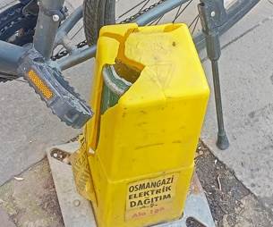 Eskişehir'de kırık elektrik panosu yayalara risk saçıyor