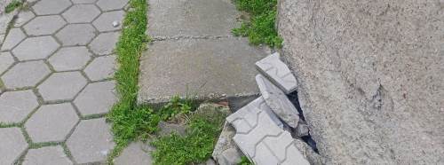 Eskişehir’de kırık taşlar yaya geçişini zorlaştırıyor