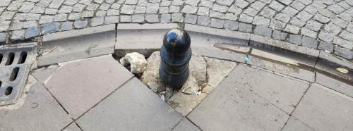 Eskişehir’de kırılan dubalar yaya güvenliğini tehdit ediyor