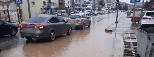 Eskişehir’de kısa süreli yağmur trafiği felç etti!