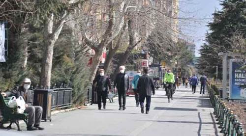 Eskişehir'de kısıtlamaya rağmen sokaklar doldu...