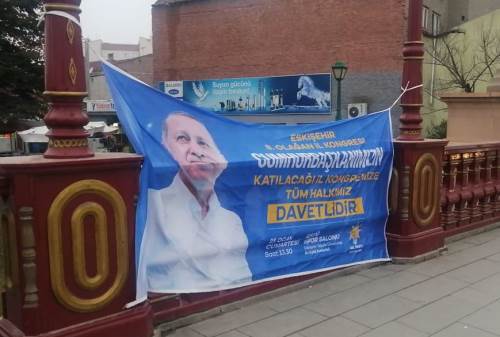 Eskişehir'de kongre pankartları hala yerinde duruyor
