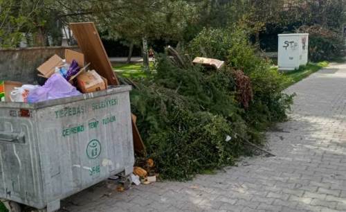 Eskişehir'de konteyner çevresinde düzensiz atık görüntüsü