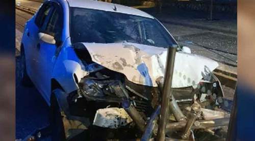 Eskişehir'de kontrolden çıkan araç tramvay durağına daldı!