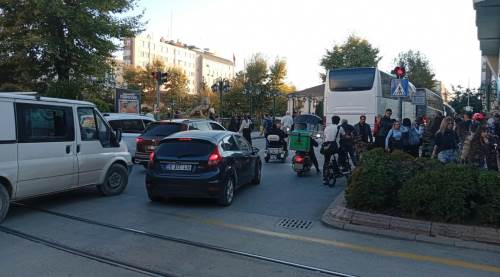 Eskişehir’de köprülerde aynı çile: Tur otobüsleri trafiği kilitledi