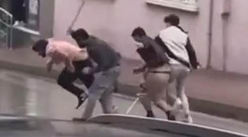 Eskişehir'de korkunç anlar: Sopalarla saldırdılar!