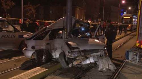 Eskişehir'de korkunç kaza! Araç ikiye bölündü...