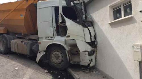 Eskişehir'de korkunç kaza! Binaya girdi!