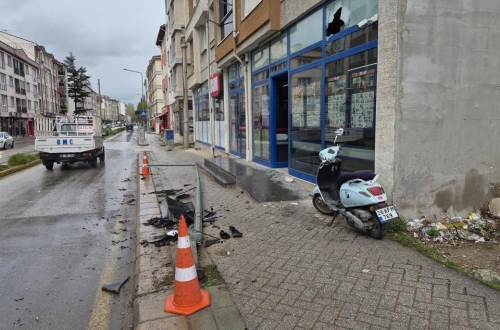 Eskişehir’de korkunç kaza: Direk devrildi, market camı kırıldı