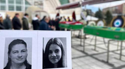 Eskişehir'de korkunç kazada ölen anne kıza son veda!