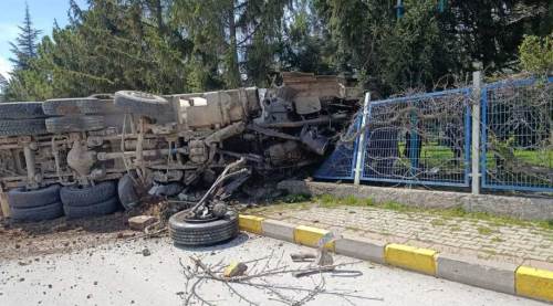 Eskişehir'de korkutan kaza: Kamyon çitleri aşıp fabrikaya girdi