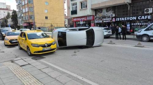 Eskişehir'de korkutan kaza: Yaralanmadan araçtan çıktı