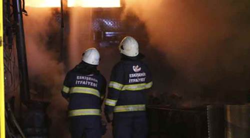 Eskişehir'de korkutan yangın: 2 dükkân kül oldu