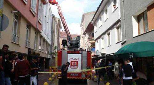 Eskişehir'de korkutan yangın! Yıldırım apartmana düşünce...