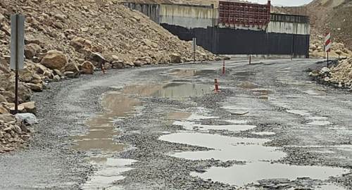 Eskişehir’de köstebek yuvasına dönen yol sürücüleri bezdirdi!