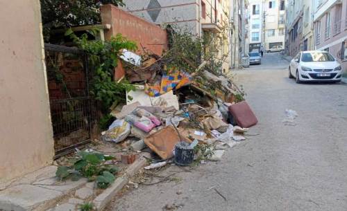 Eskişehir'de kötü görüntü: Sokak ortasında çöp yığını...