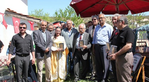 Eskişehir'de Köy Kültür Evinden destekçilere plaket