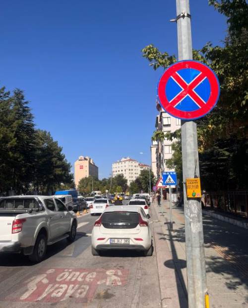 Eskişehir'de kural tanımayan sürücüler trafiği felç etti!